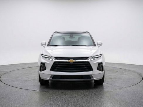 Used 2025 Chevrolet Blazer LT FWD image 2