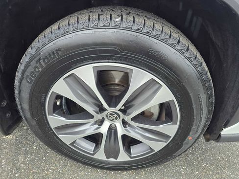 Used 2023 Toyota Highlander XLE FWD image 9