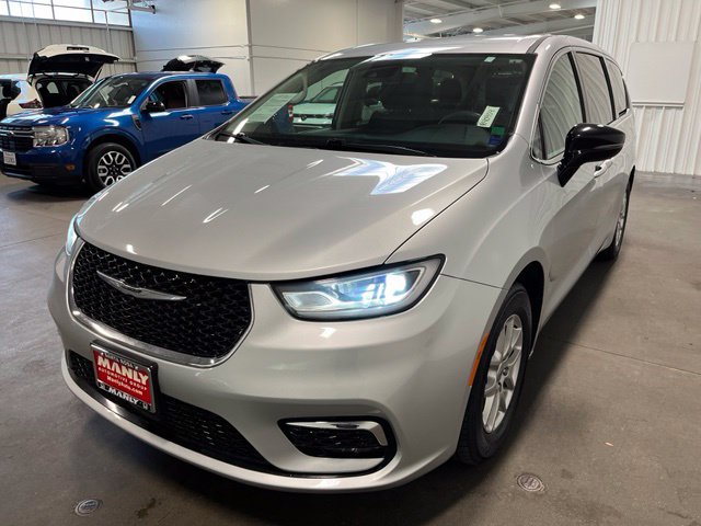 Used 2024 Chrysler Pacifica Touring-L FWD image 7