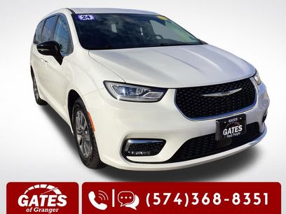 Used 2024 Chrysler Pacifica Select