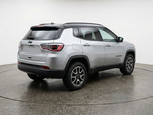Used 2025 Jeep Compass Trailhawk AWD/4WD image 9