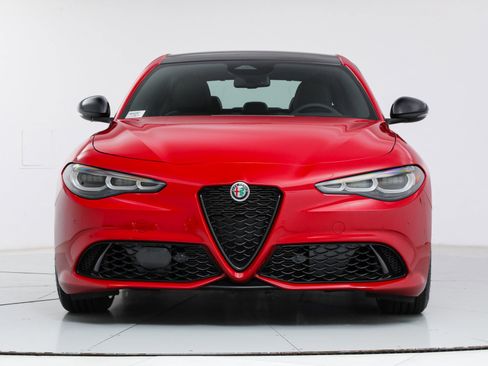 Used 2025 Alfa Romeo Giulia w/ Driving Assist Package image 8