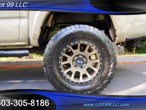 Used 2017 Toyota Tacoma SR5 w/ Tow Package AWD/4WD image 4