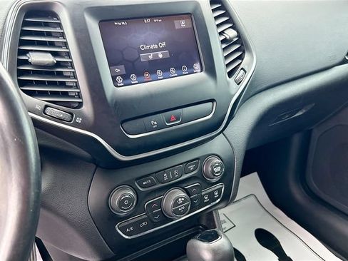 Used 2019 Jeep Cherokee Latitude Plus FWD image 12