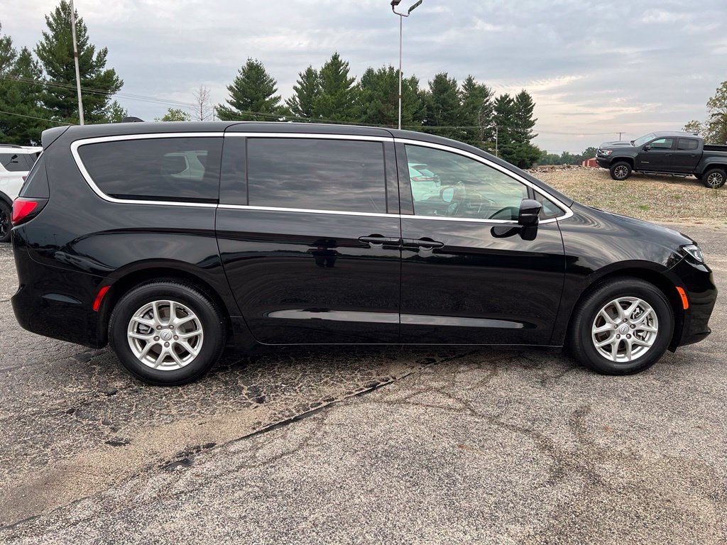 Used 2025 Chrysler Pacifica Select FWD image 6