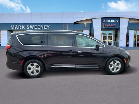 Used 2017 Chrysler Pacifica Touring-L Plus w/ Advanced Safetytec Group FWD image 33