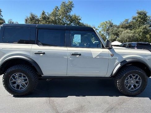New 2025 Ford Bronco Badlands image 3