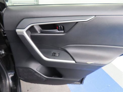 Used 2021 Toyota RAV4 LE AWD/4WD image 25