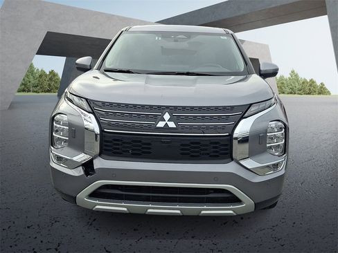Used 2024 Mitsubishi Outlander SE image 2