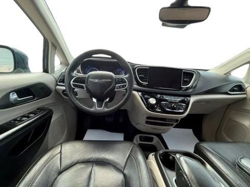 Used 2022 Chrysler Pacifica Touring-L w/ Uconnect Theater Family Group FWD image 25