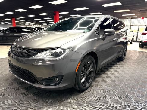 Used 2018 Chrysler Pacifica Touring Plus w/ S Appearance Package FWD image 7