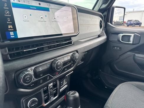Used 2025 Jeep Gladiator Sport AWD/4WD image 22