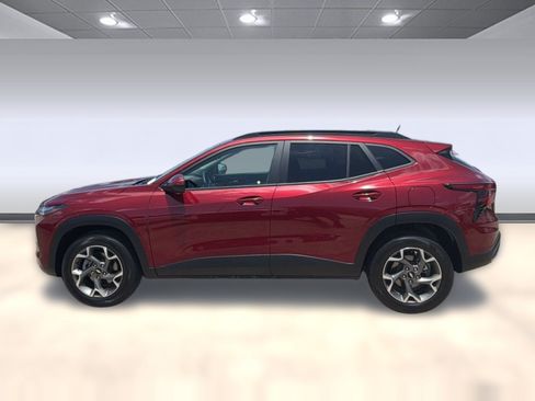 Used 2025 Chevrolet Trax LT w/ LT Convenience Package FWD image 2