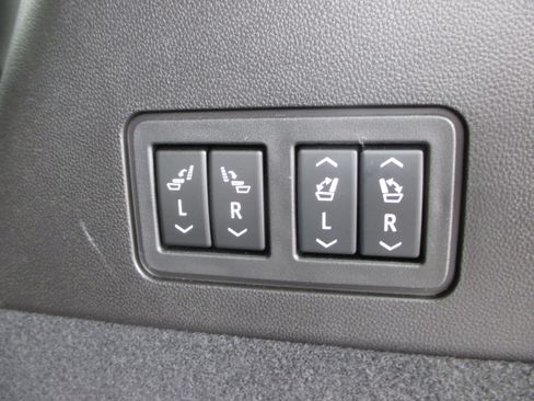 Used 2025 Cadillac XT6 Premium Luxury image 12