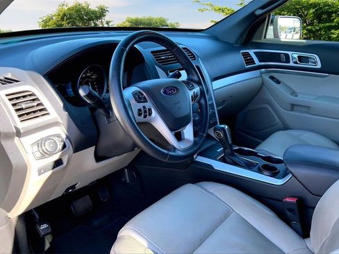 Used 2015 Ford Explorer XLT w/ Equipment Group 202B image 16