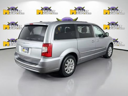 Used 2016 Chrysler Town & Country Touring FWD image 5