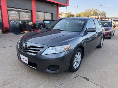 Used 2011 Toyota Camry image 1