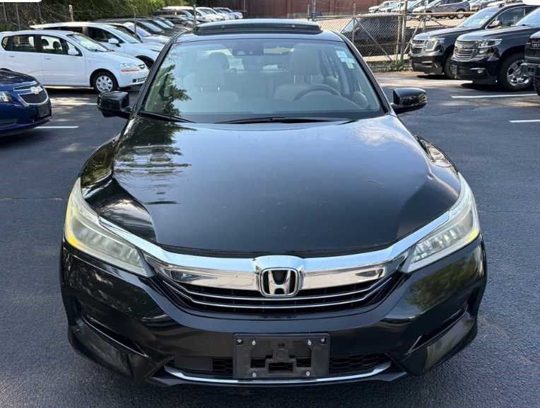Used 2017 Honda Accord Touring image 2