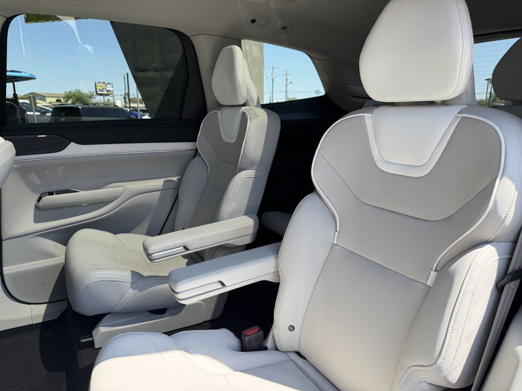 Used 2025 Volvo EX90 Plus AWD/4WD image 32