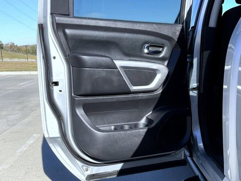 Used 2018 Nissan Titan SV w/ SV Convenience Package image 21
