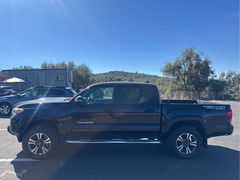 Used 2019 Toyota Tacoma TRD Sport w/ Technology Package AWD/4WD image 8