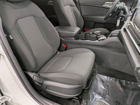 Certified 2024 Kia Sportage LX image 28