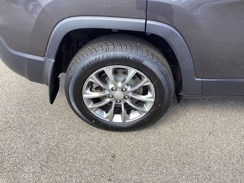 Used 2019 Jeep Cherokee Latitude Plus w/ Cold Weather Group AWD/4WD image 25