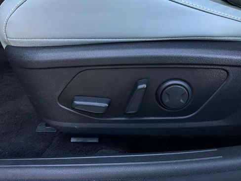 Used 2025 Hyundai Elantra Limited image 10