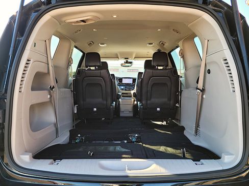 Used 2024 Chrysler Pacifica Touring-L image 19