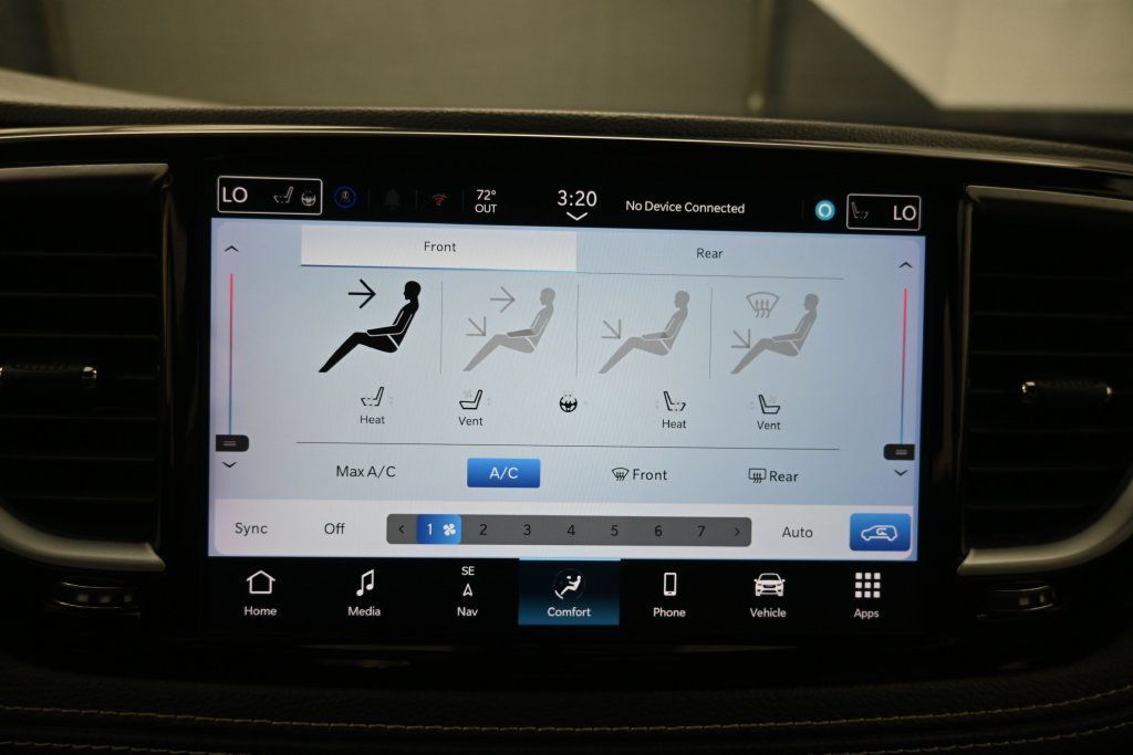 Used 2025 Chrysler Pacifica Limited FWD image 16