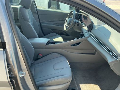 Used 2025 Hyundai Elantra SEL FWD image 5
