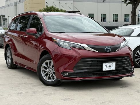 Used 2025 Toyota Sienna XLE w/ XLE Plus Package FWD image 1