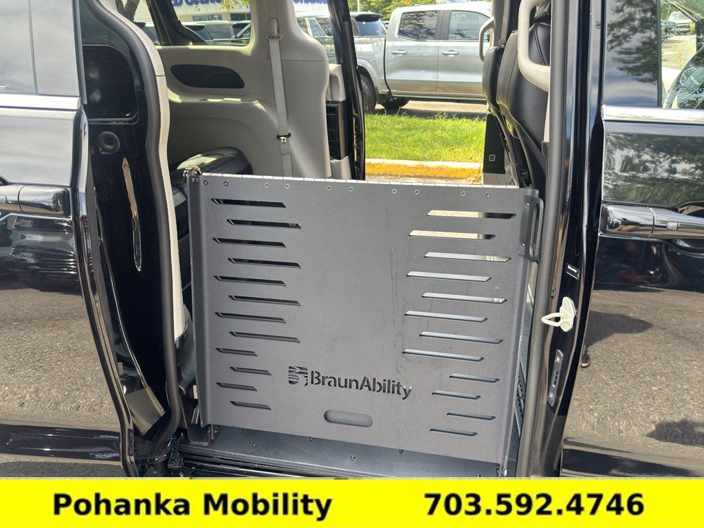 Used 2024 Chrysler Pacifica Touring-L FWD image 3