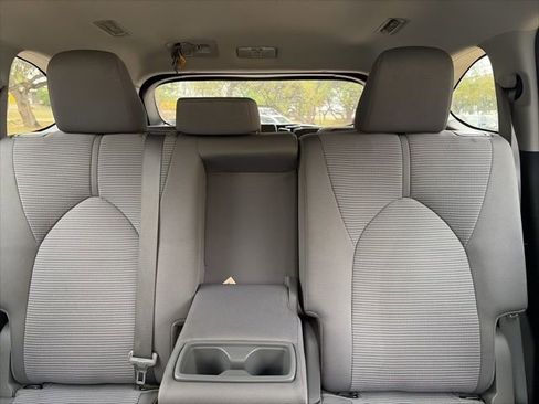 Used 2023 Toyota Highlander LE FWD image 15