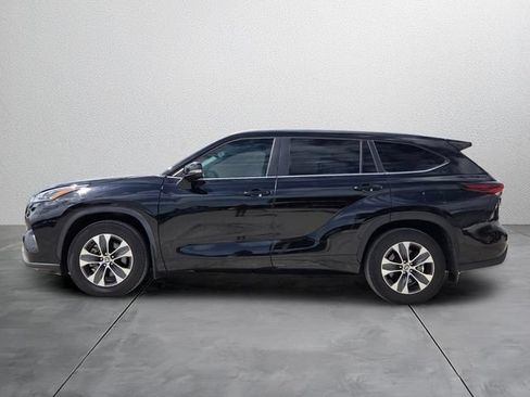 Used 2024 Toyota Highlander XLE FWD image 2