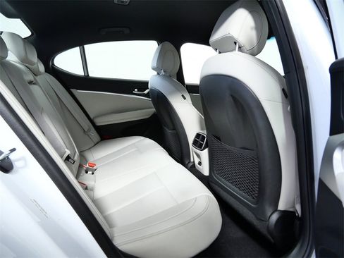 Used 2025 Genesis G70 2.5T image 13