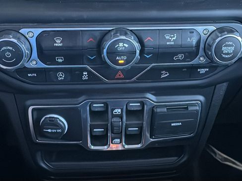 Used 2020 Jeep Wrangler Unlimited Sahara image 27