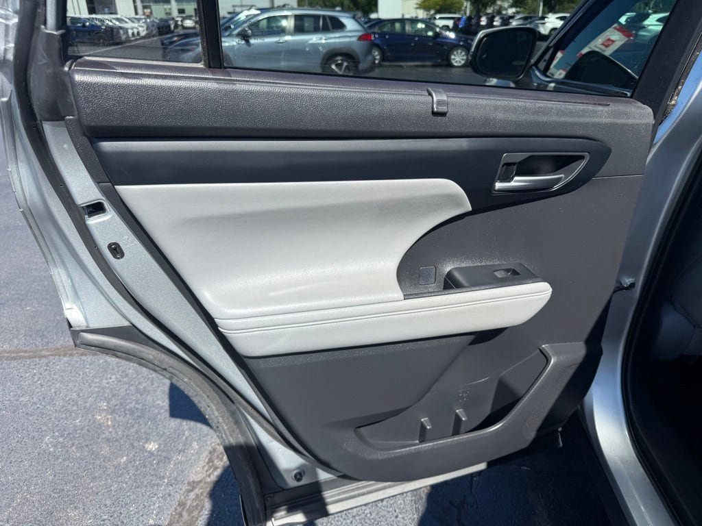 Used 2021 Toyota Highlander XLE AWD/4WD image 15
