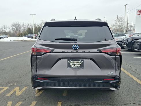 Used 2021 Toyota Sienna XSE w/ XSE Plus Package image 5