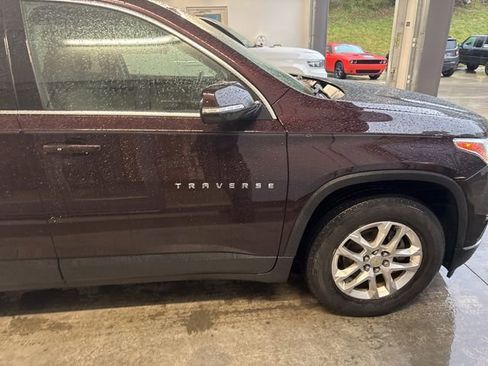 Used 2020 Chevrolet Traverse LT image 3