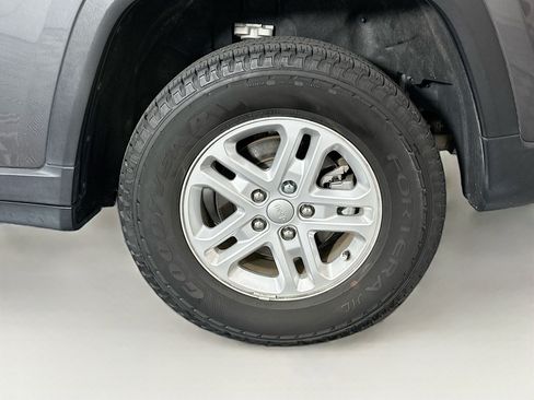 Used 2023 Jeep Grand Cherokee Laredo AWD/4WD image 11