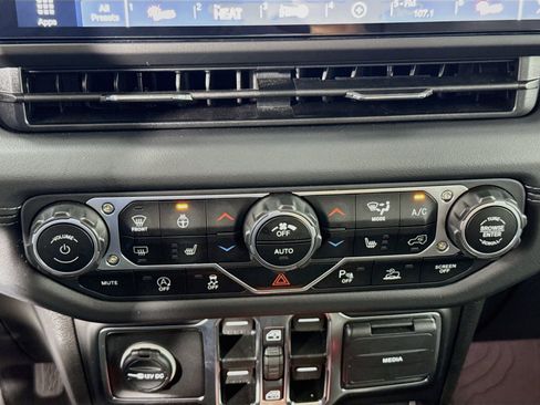 Used 2025 Jeep Wrangler Unlimited Sahara AWD/4WD image 17