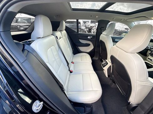 Used 2024 Volvo XC40 B5 Plus image 31
