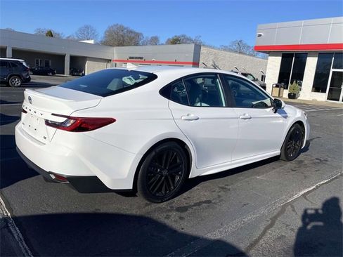Used 2025 Toyota Camry SE image 7