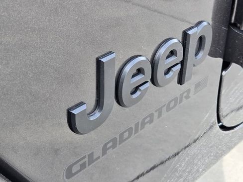 Used 2024 Jeep Gladiator Sport image 10