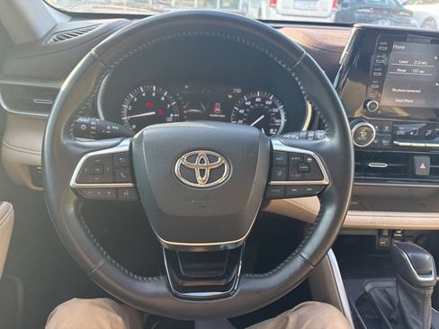 Used 2021 Toyota Highlander XLE image 25