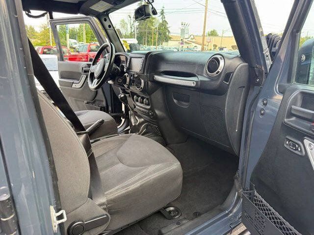 Used 2017 Jeep Wrangler Unlimited Rubicon w/ Max Tow Package AWD/4WD image 22