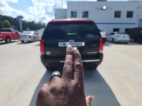 Used 2011 Cadillac Escalade Luxury AWD/4WD image 15