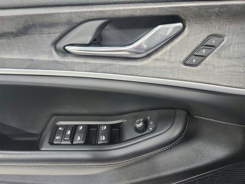 Used 2024 Jeep Grand Cherokee Limited image 31