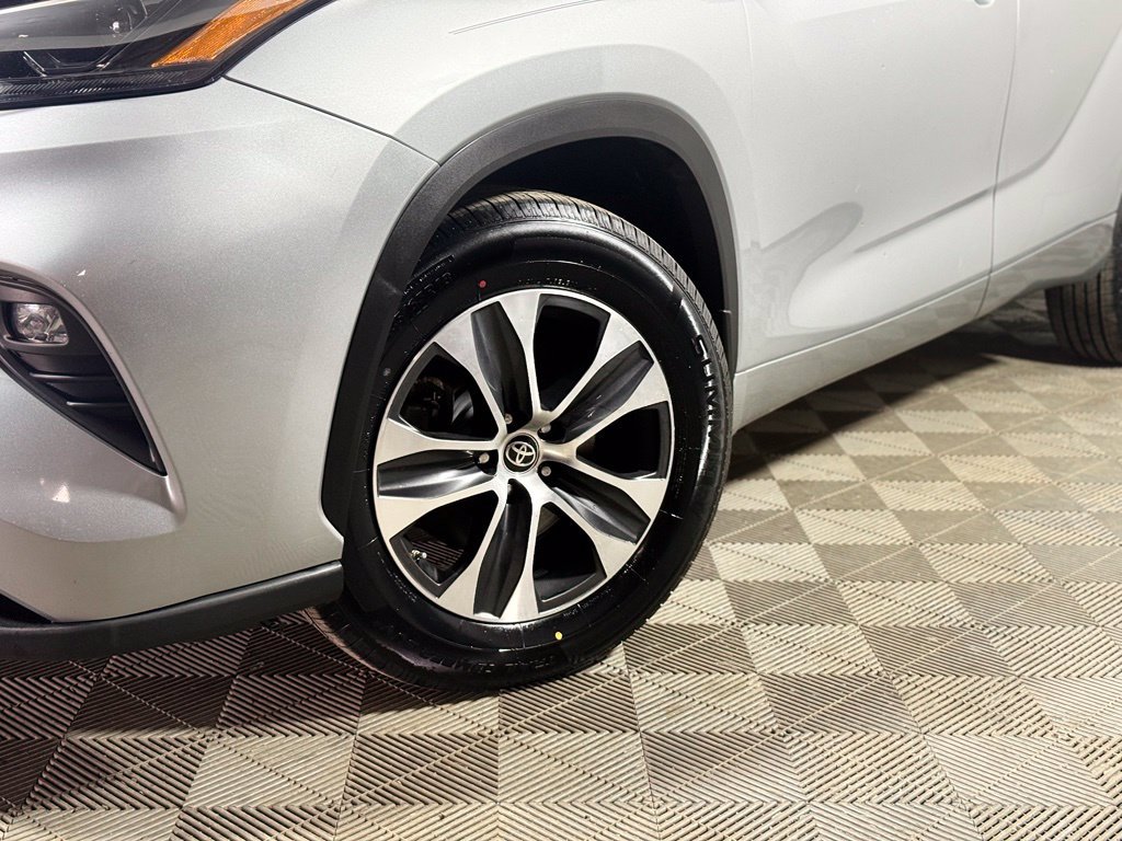 Used 2023 Toyota Highlander XLE AWD/4WD image 2